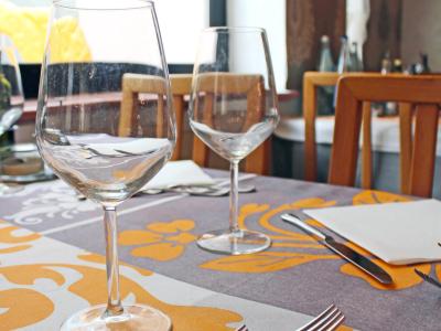 Tavola elegante, bicchieri scintillanti, atmosfera accogliente e raffinata, pronta per un pasto speciale.
