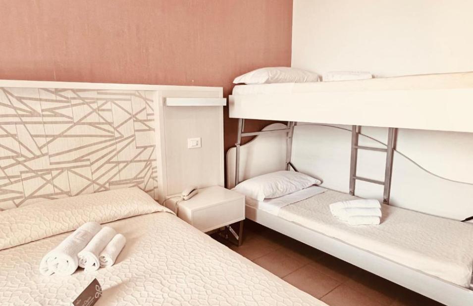 hotelvillapaola en comfort-room 012